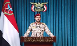 القوات المسلحة تستهدف سفينة إنزال سعودية وزوارق مرافقة بالبحر الأحمر ومخزن أسلحة بمأرب